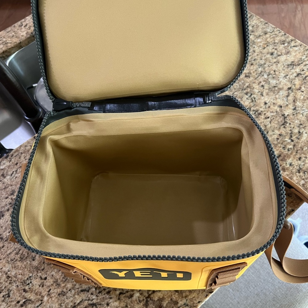 Yeti Hopper Flip 8